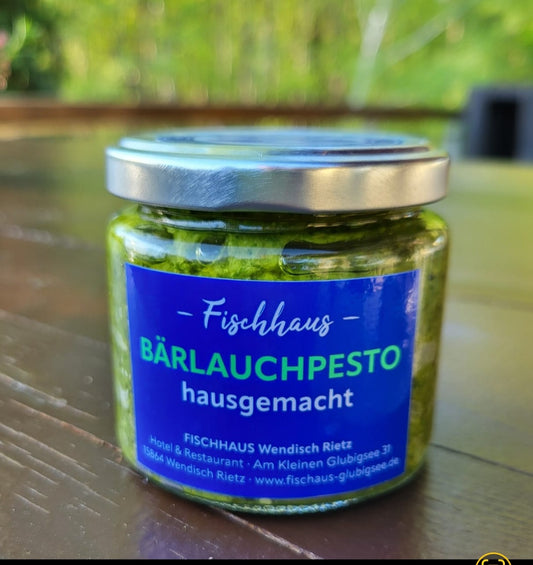 kleines Schraubglas gefüllt mit hausgemachtem Bärlauchpesto